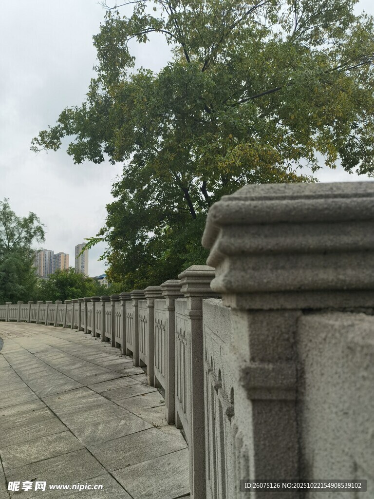 石质围栏与绿树景观
