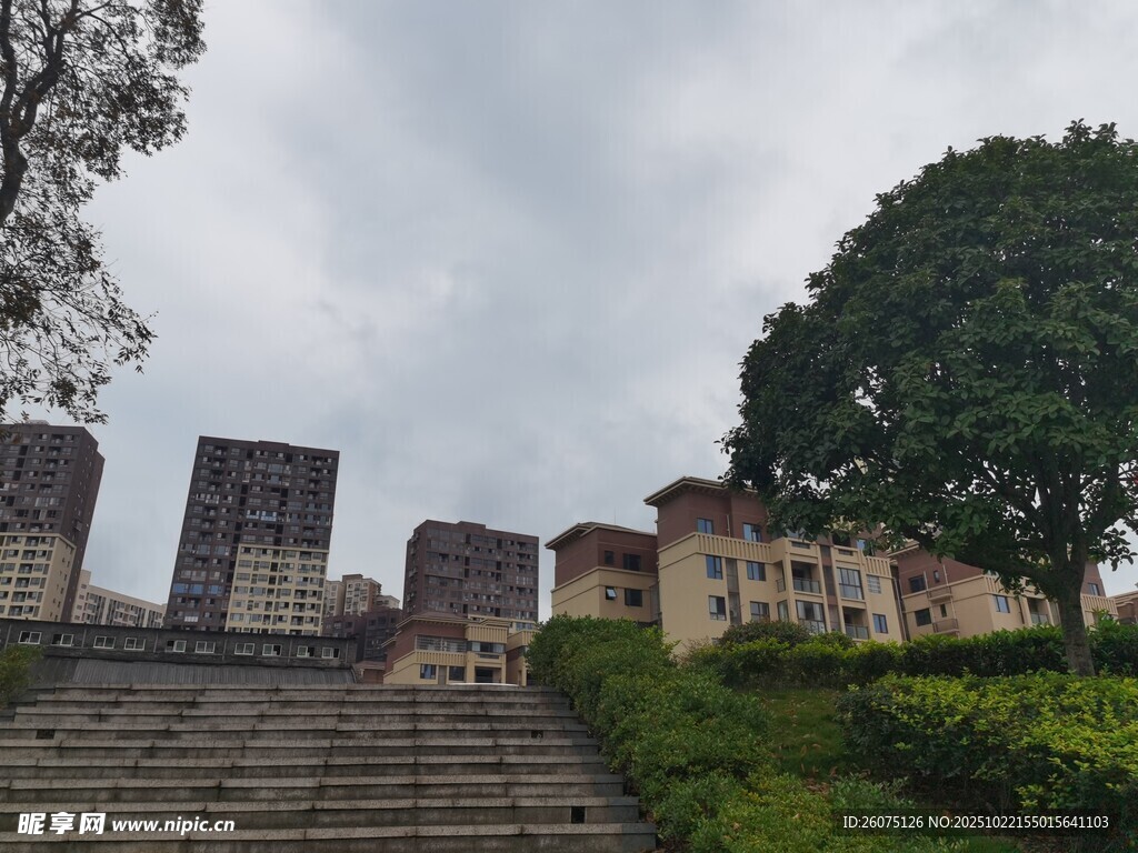 古老建筑旁的石阶与绿植