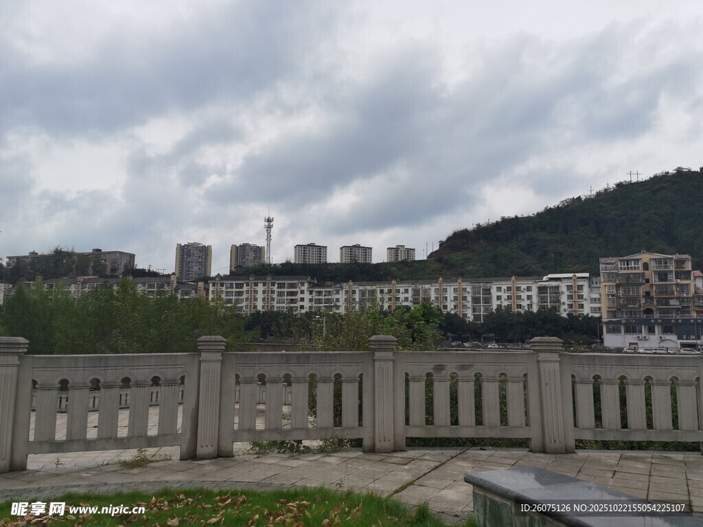 城市远景与山峦景观