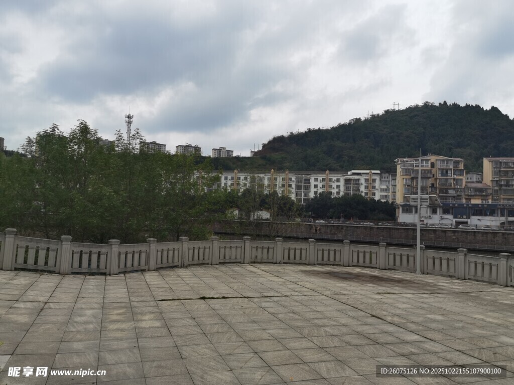 广场风景远山近景相衬
