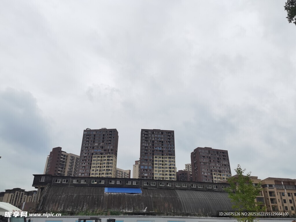 古老城墙与现代建筑相映