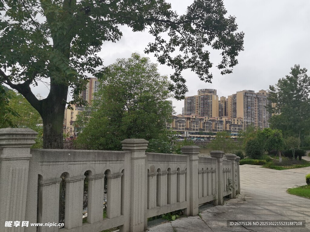 小区旁的石围栏与绿树景观