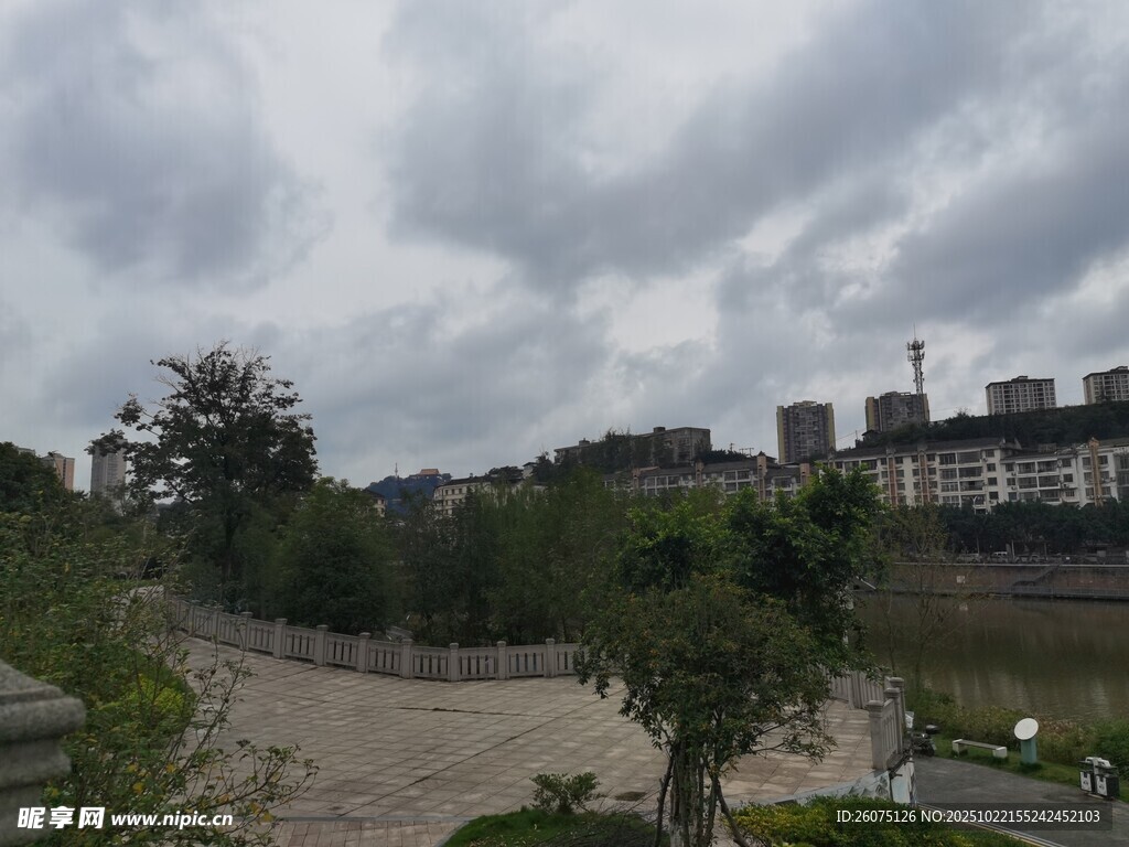 阴天城市公园景观