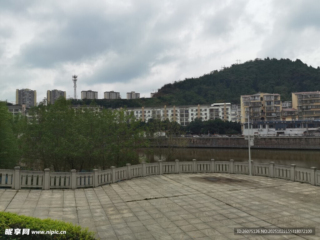 城市广场与远山风景