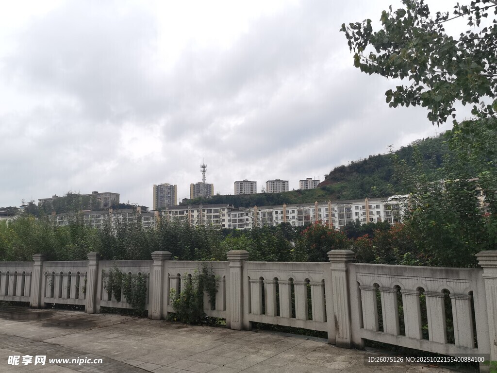 城郊景致灰白建筑与围栏