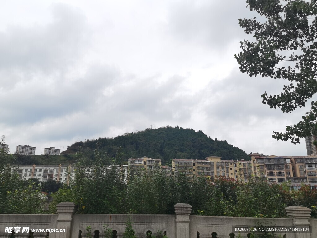 城郊风景建筑与青山相映