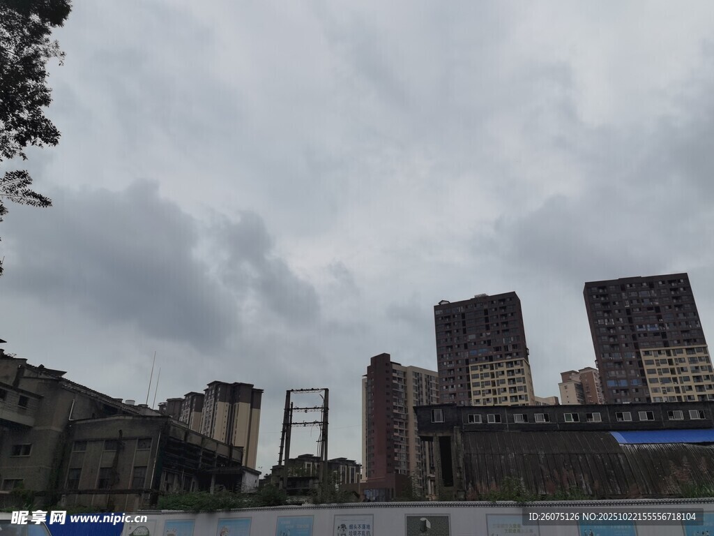 阴天城市建筑群景观