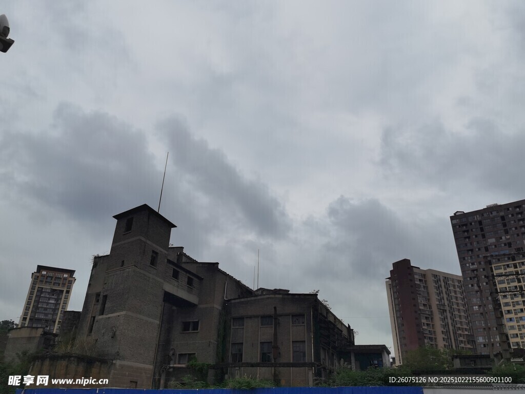 阴天城市建筑群景象