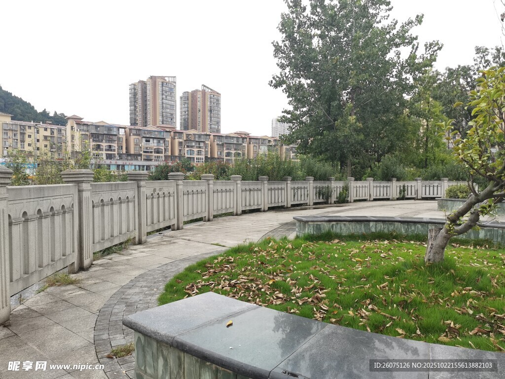城市公园中的宁静步道