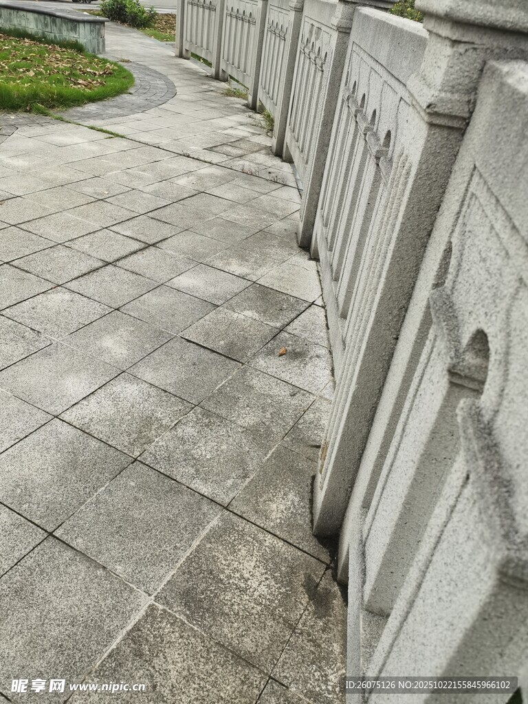 石质围栏与石板路景观