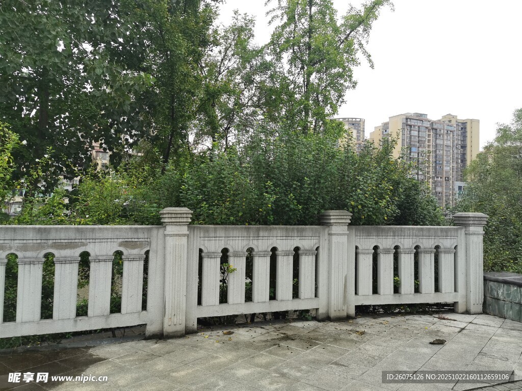 户外白色石质围栏景观