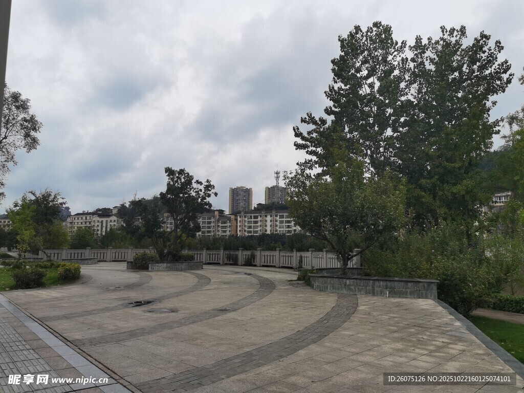 户外开阔的休闲广场景观