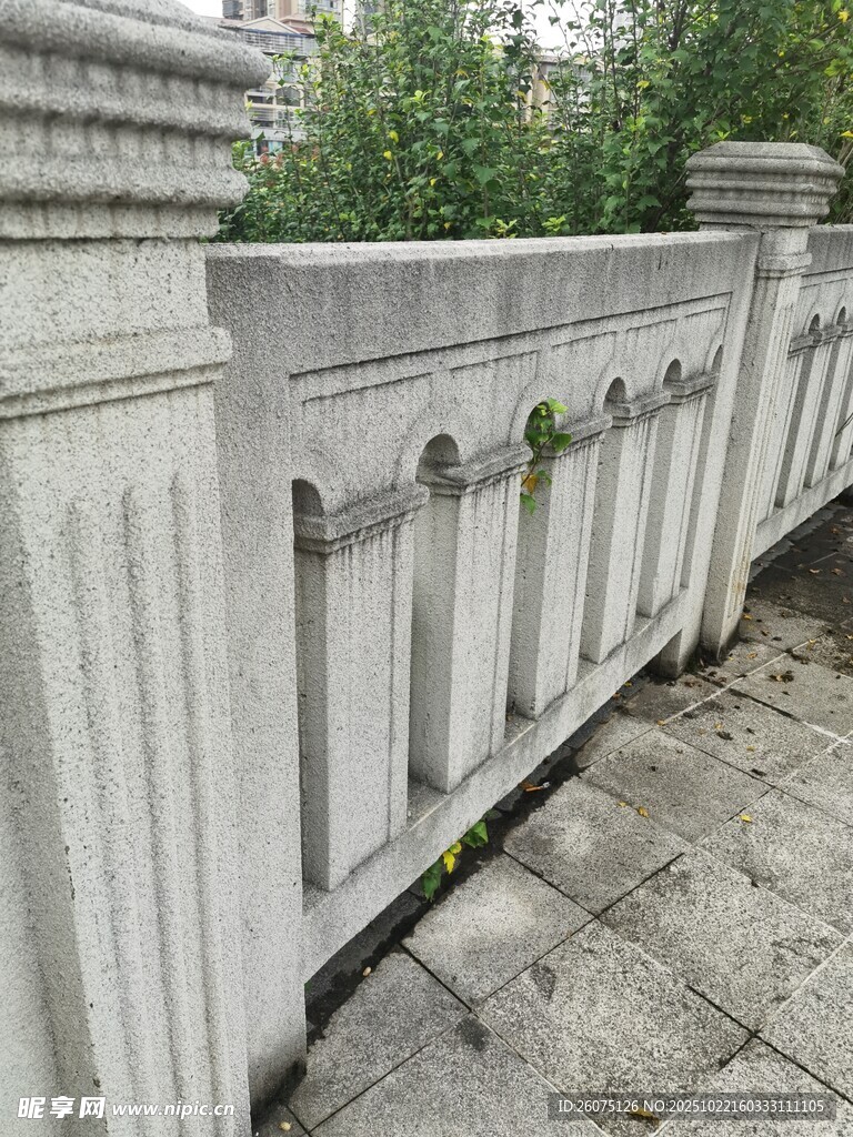 白色雕花石质护栏