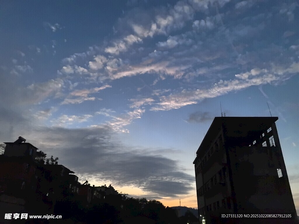 黄昏下的建筑与绚烂天空