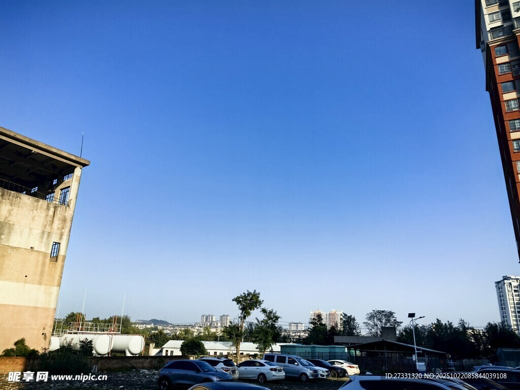 城市停车场的晴朗景象