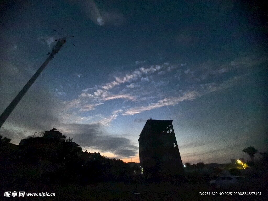 夜幕下的建筑与绚丽天空