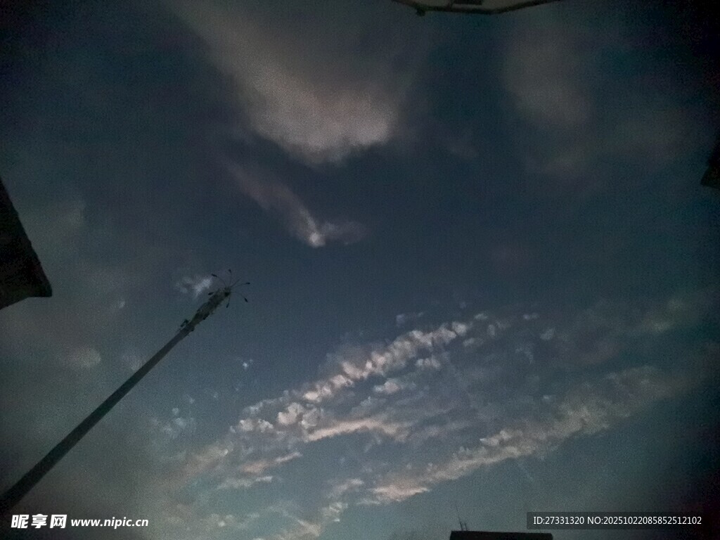 天空中的云朵与杆影