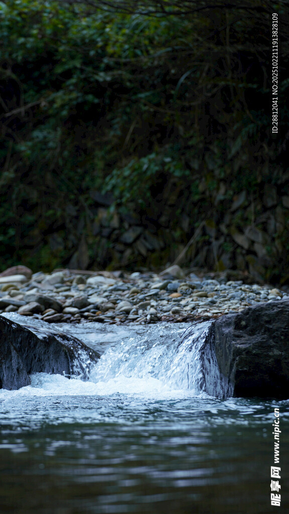 山间溪流小瀑布景观
