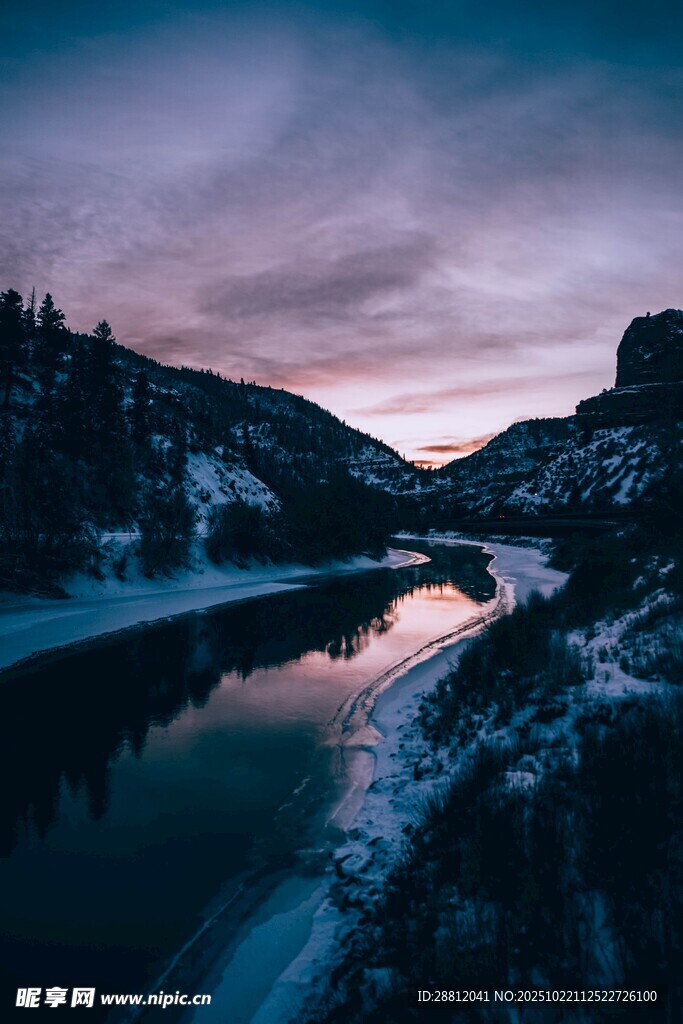 黄昏下静谧的河畔风景