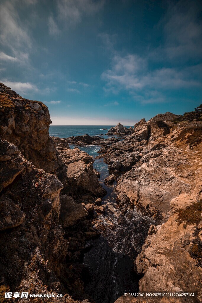 海岸边嶙峋岩石与蓝天
