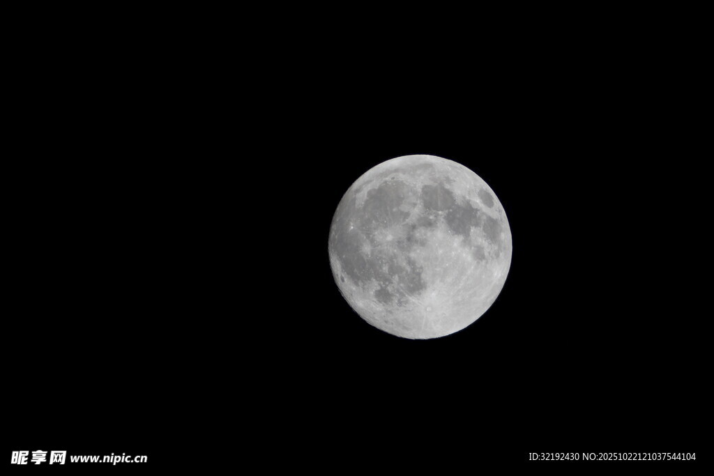 夜空中的皎洁明月