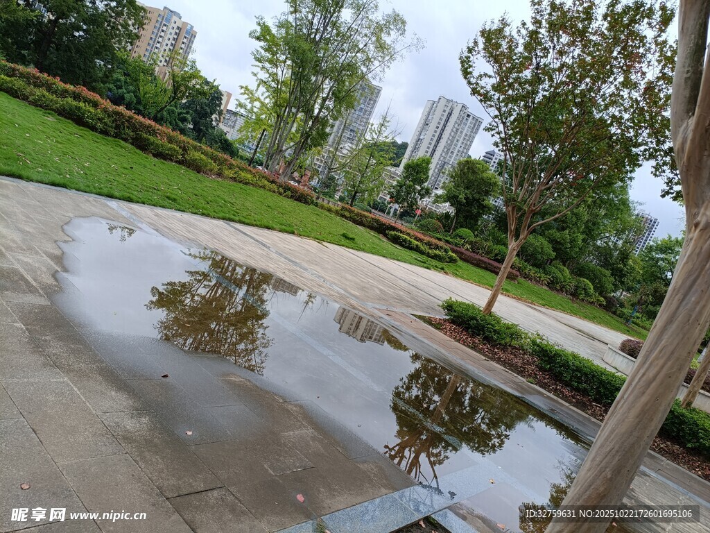 雨后公园积水景观