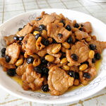 一盘豆豉炒瘦肉片，色香味俱全，油润一点