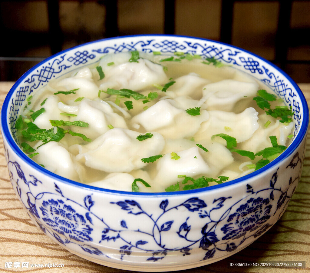 青花瓷碗中的美味豆腐羹