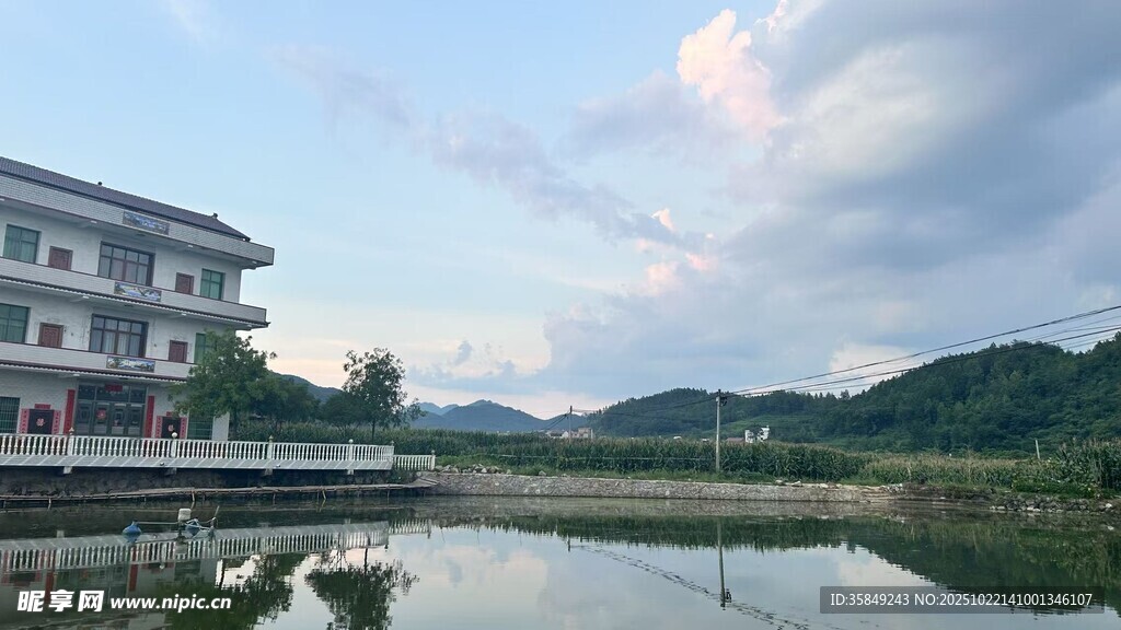 湖畔建筑与远山美景