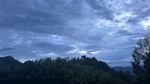 黄昏时分的山林与天空