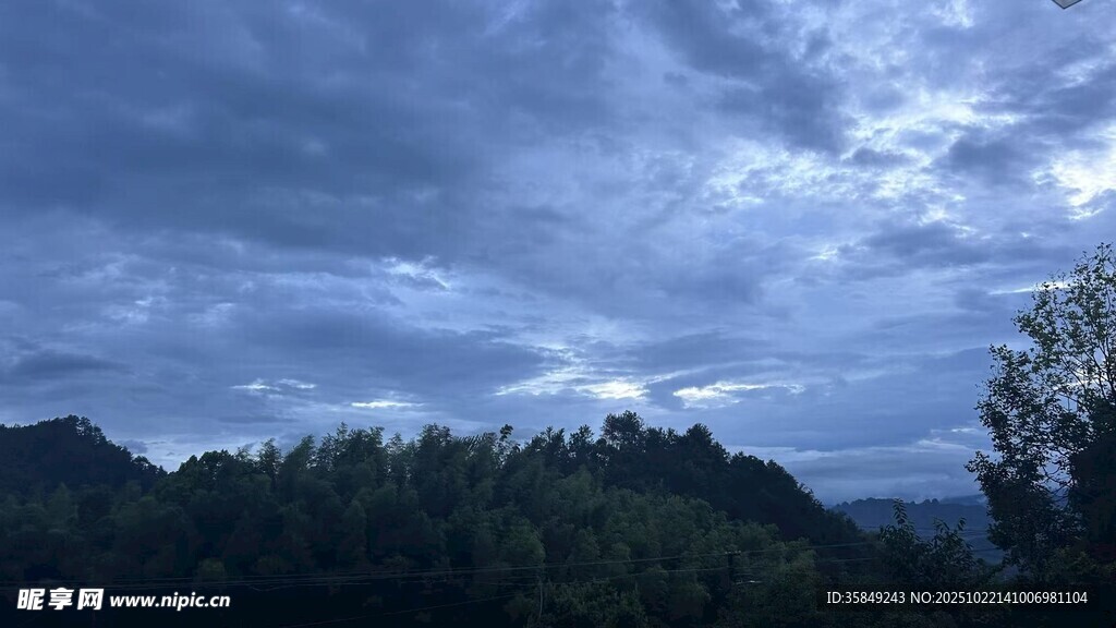 黄昏时分的山林与天空