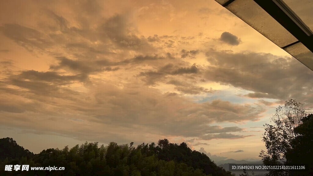 黄昏时分的绚烂天空景色