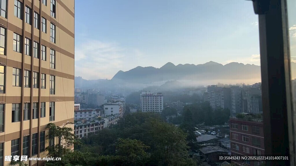 窗外城市与远山景致
