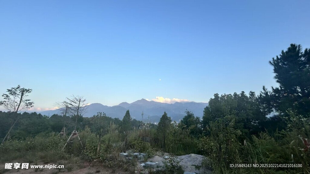 山林景色远处山峦蓝天