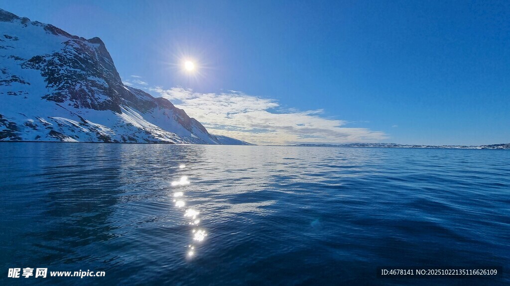 冬日海面雪山与日出美景