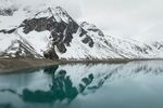 雪山下的静谧湖水