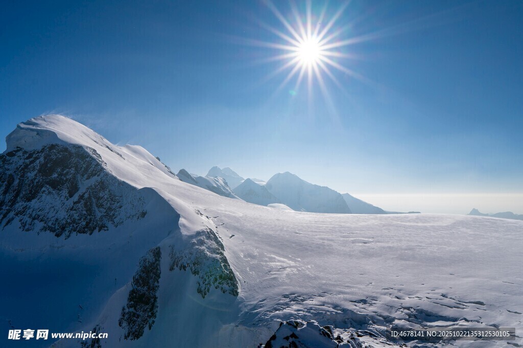雪山日出壮丽美景