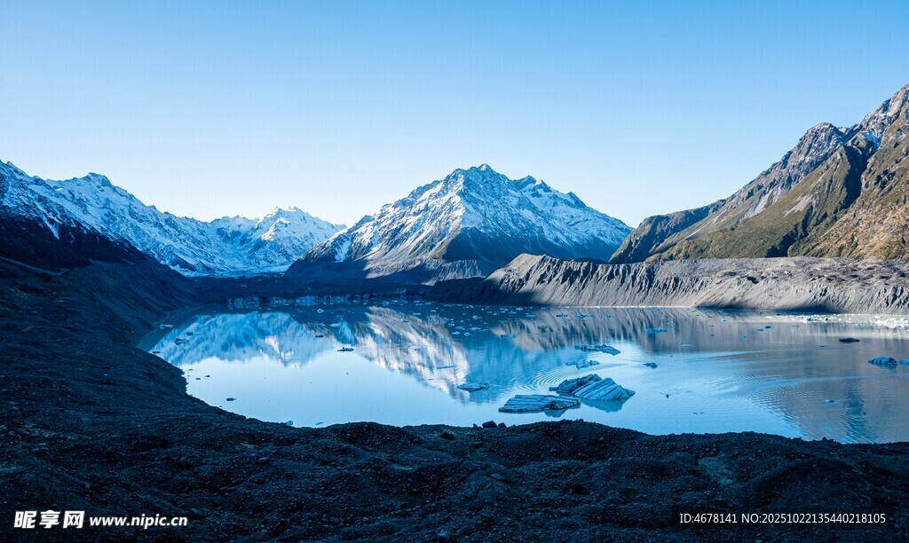 宁静雪山下的澄澈湖泊