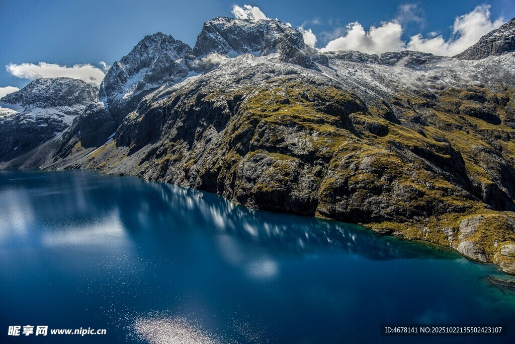 高山湖泊壮丽自然景观