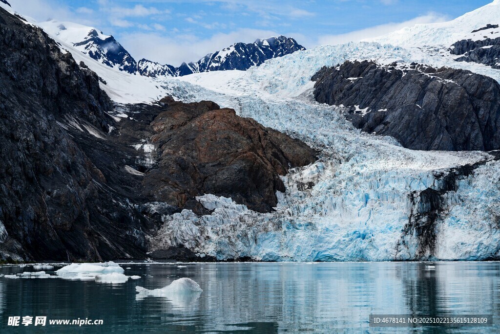 壮丽冰川与静谧湖水景观