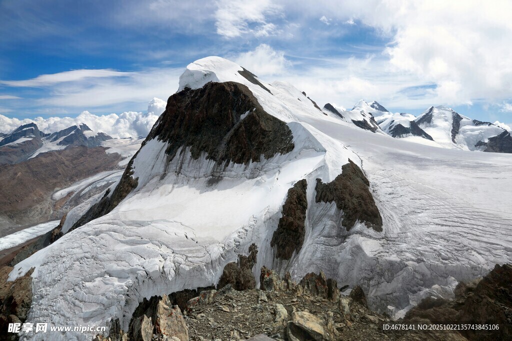 巍峨雪山壮丽景致