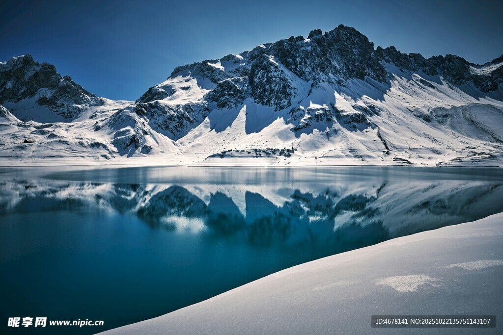 雪山倒影在静谧蓝湖