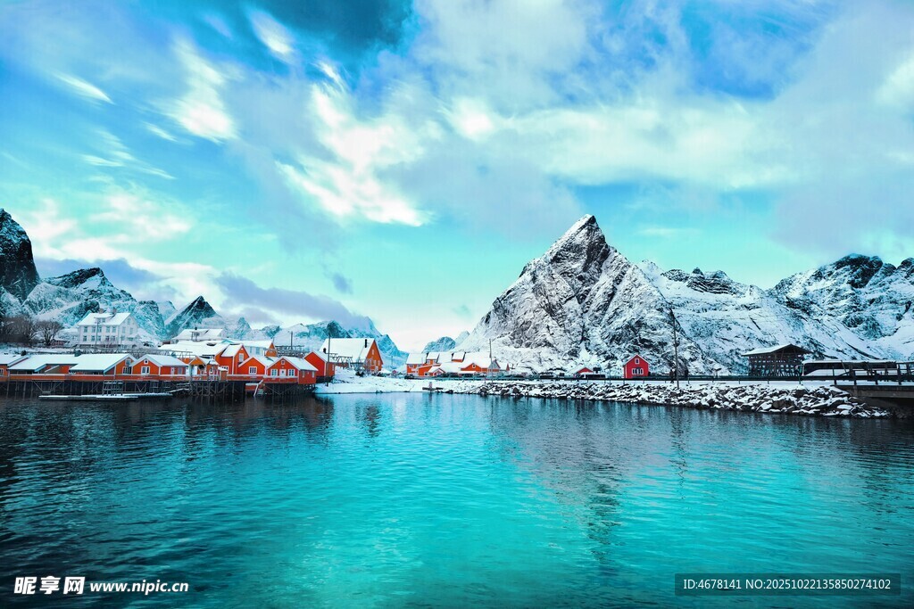 梦幻蓝湖旁的雪山村落