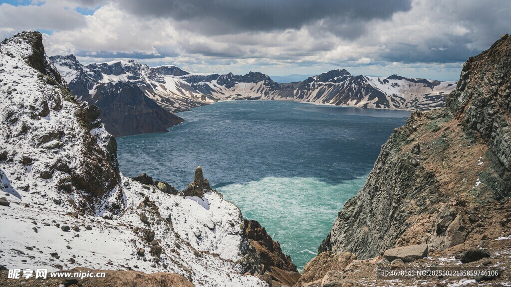 雪山环绕的静谧湖泊