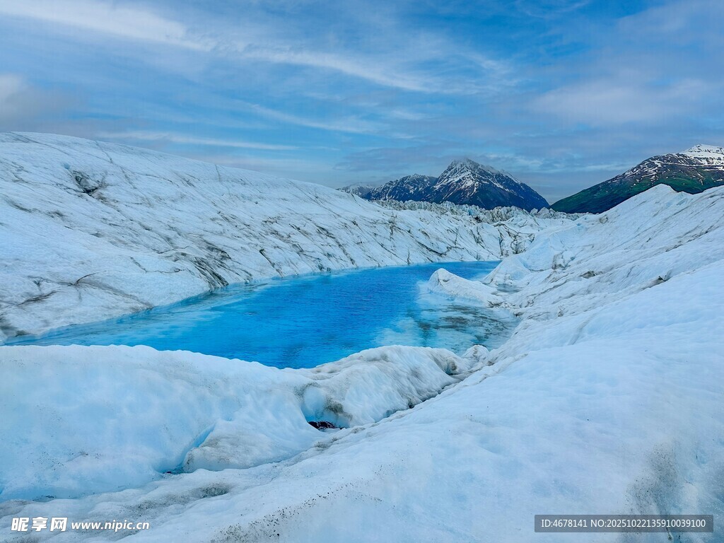 冰川中的蓝色湖泊奇观