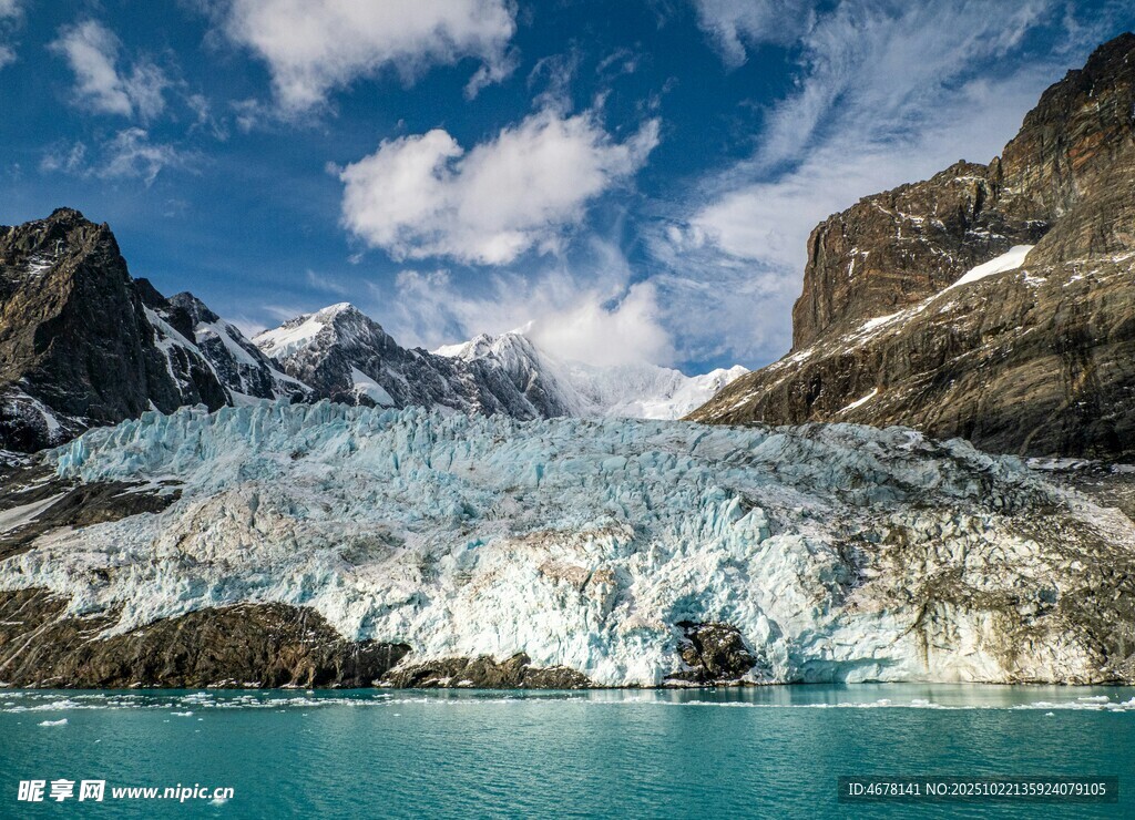 壮丽冰川与碧蓝湖水景观