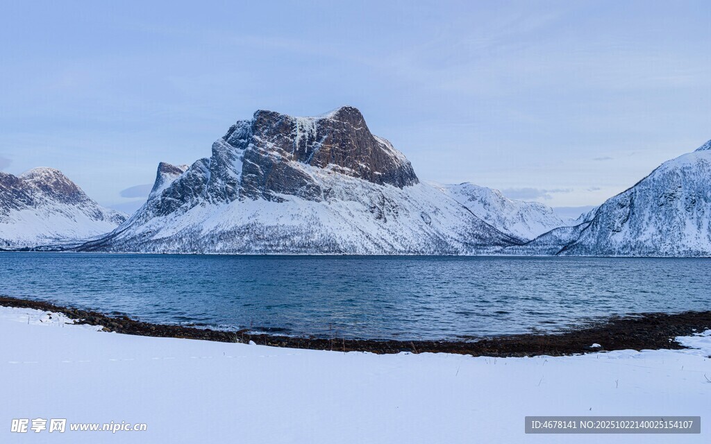 冬日雪山海景风光