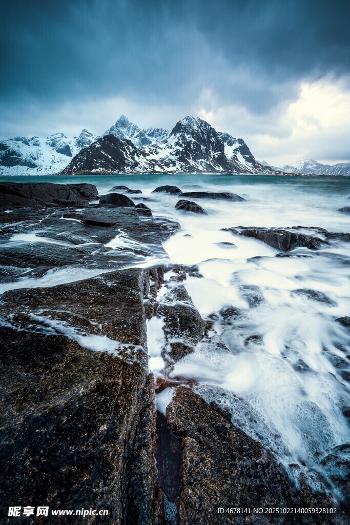 冰雪覆盖的海岸壮丽景观