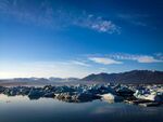 冰川湖景澄澈蓝天映浮冰