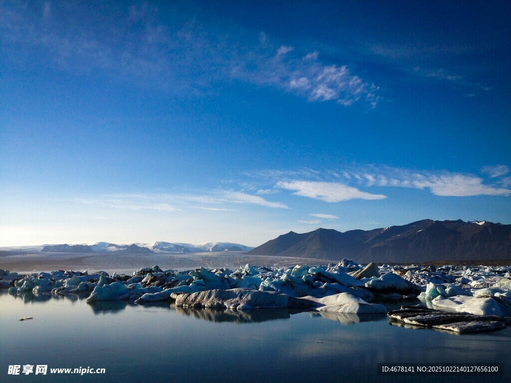 冰川湖景澄澈蓝天映浮冰